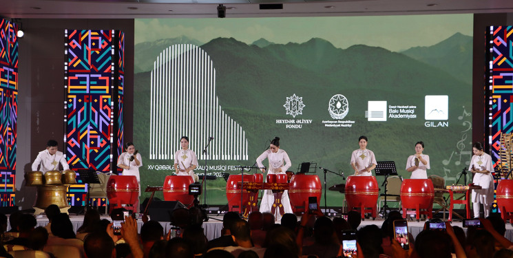 XV Qəbələ Beynəlxalq Musiqi Festivalının ikinci günündə Vyetnamın “Bronze drum” ansamblı çıxış edib